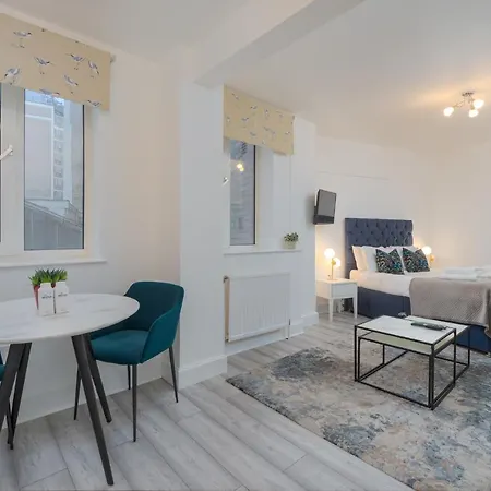 Capital Apartment 4 Chelsea Cloisters